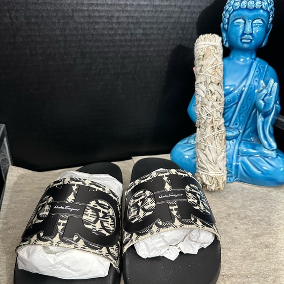 Salvatore Ferragamo Slides 🪬 - Picture 3 of 5